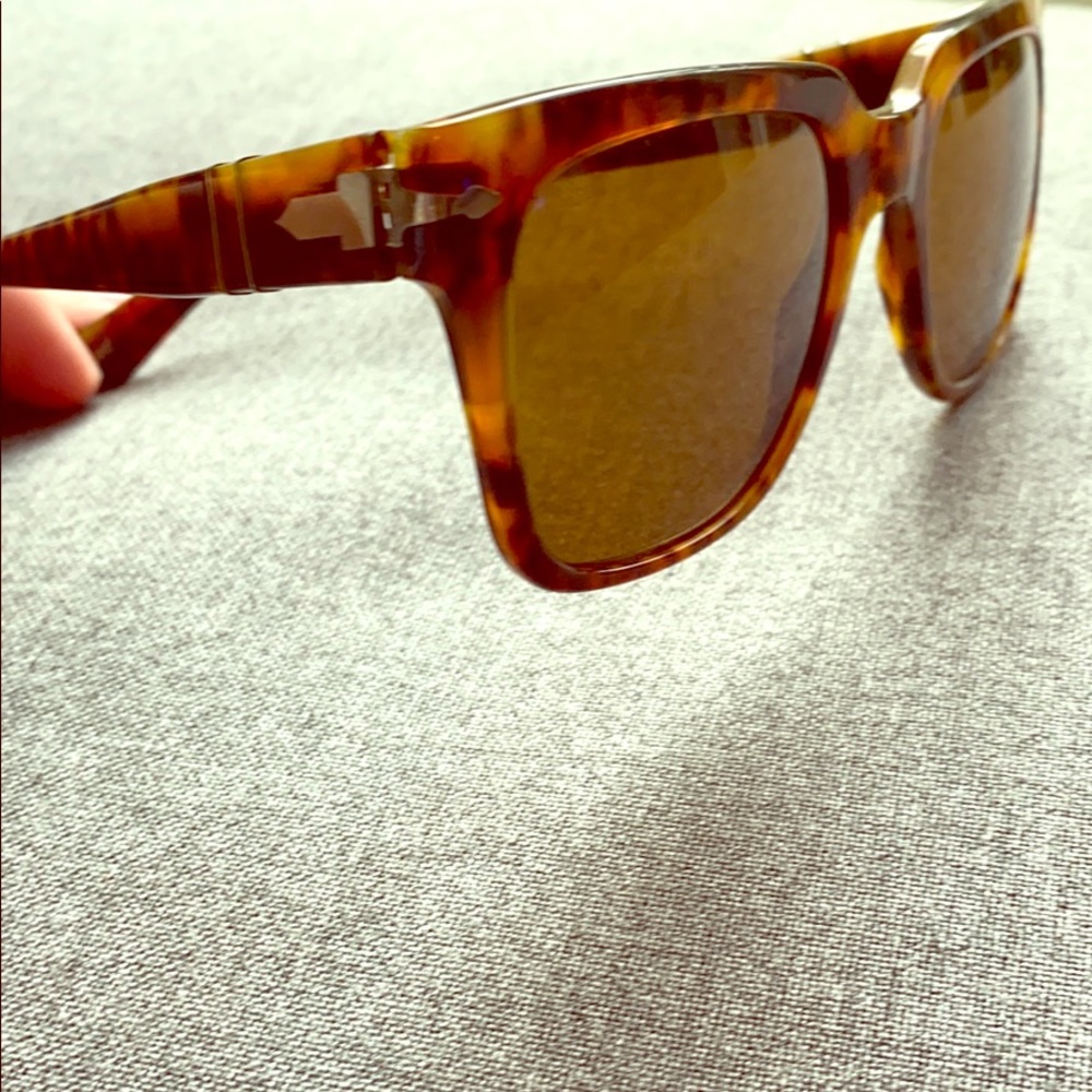 Person unisex sunglasses